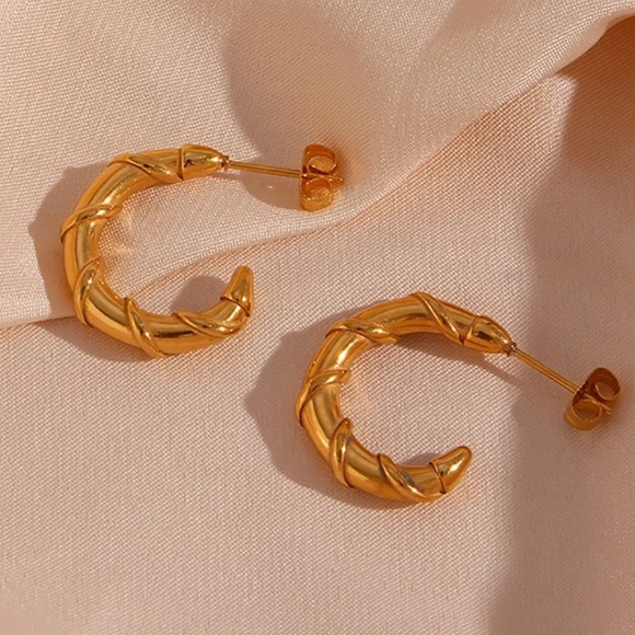 New 18K Gold Bamboo Shape Hoop Earrings, wonderful Earrings, wow Earrings - Picture 3 of 8
